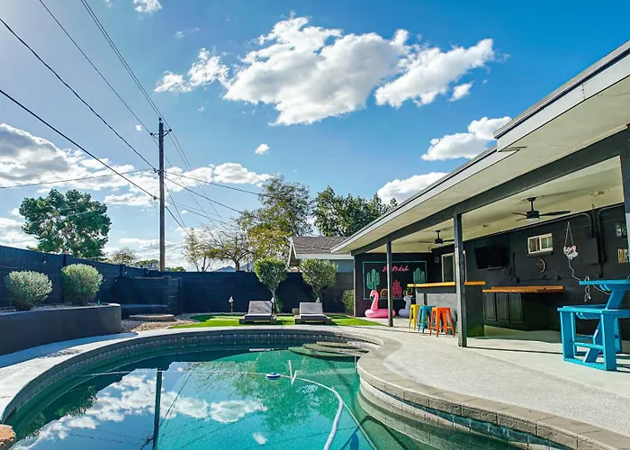 Luxury 3 Bedroom With Relaxing Pool Holiday home